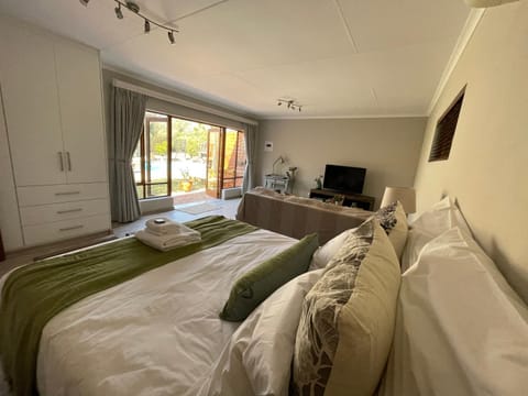 Bed, TV and multimedia, Bedroom