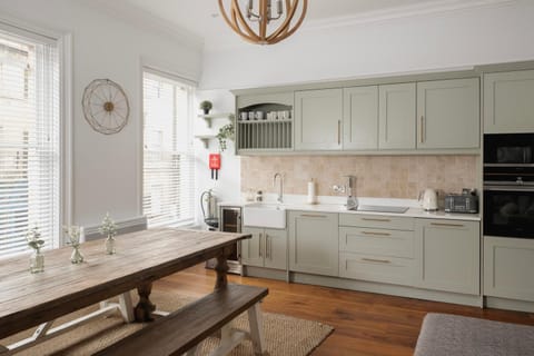 Dining area, kitchen