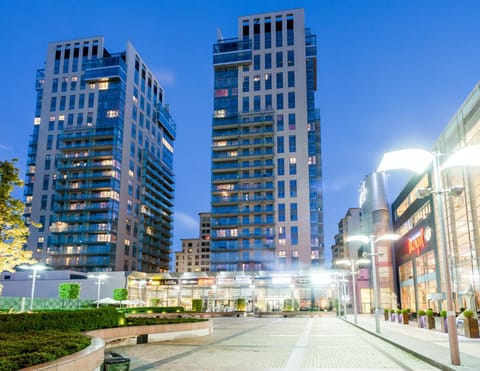 Property building, Nearby landmark, Neighbourhood, City view, Street view