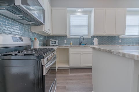 Uptown Cottage Newly Updated Home Near the Strand Galveston Harbor and UTMB House in Texas City