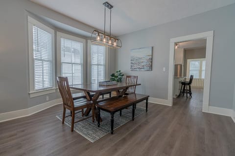 Uptown Cottage Newly Updated Home Near the Strand Galveston Harbor and UTMB House in Texas City