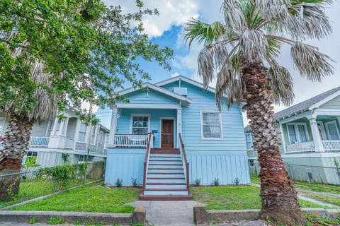 Uptown Cottage Newly Updated Home Near the Strand Galveston Harbor and UTMB House in Texas City