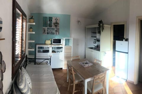 Kitchen or kitchenette, Living room, Seating area, Dining area, minibar, stove