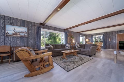 Ebbing House House in Lincoln City