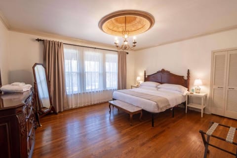 Historic Tudor Home, Heated Pool House in Memphis