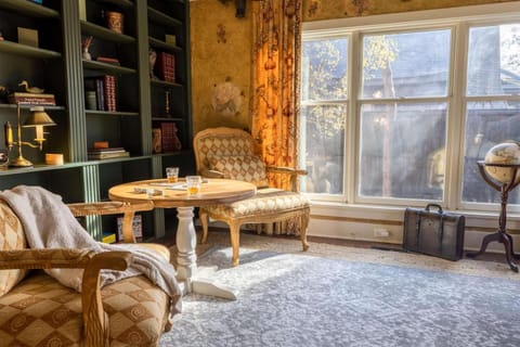 Historic Tudor Home, Heated Pool House in Memphis