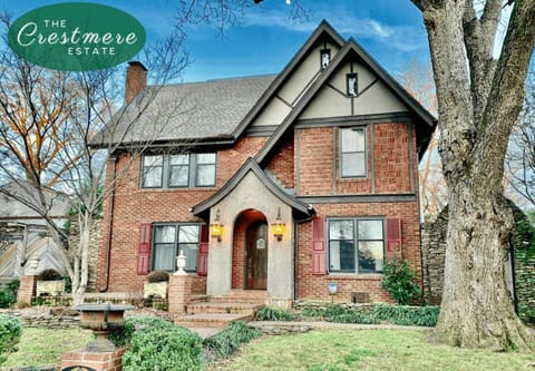 Historic Tudor Home, Heated Pool House in Memphis