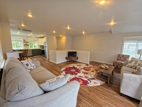 Day, TV and multimedia, Kitchen or kitchenette, Living room, Seating area, furniture