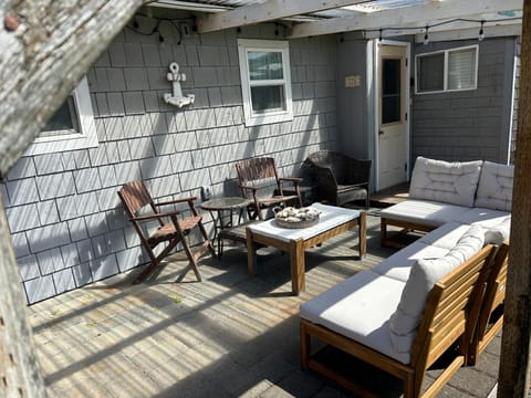 Patio, Day, Seating area, furniture