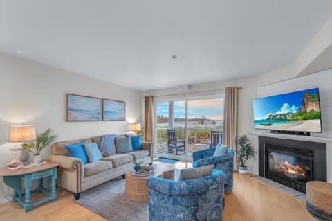 Day, TV and multimedia, Living room, Seating area, fireplace, furniture