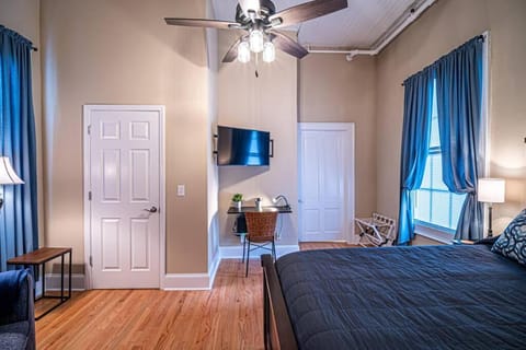 Historic Tate House Apartment by Marietta Square Apartment in Marietta