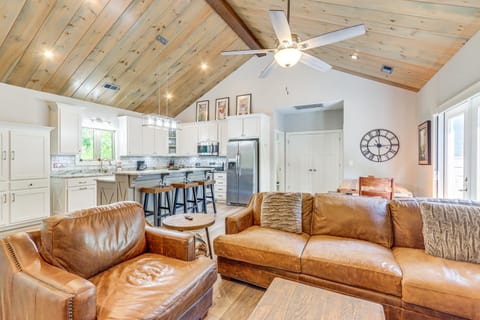 Hike, Fish and Kayak Murphy Gem with Deck and Fire Pit House in Tennessee