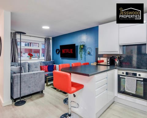 TV and multimedia, Kitchen or kitchenette, Living room, Seating area, Dining area, minibar, oven, pet friendly, stove, toaster
