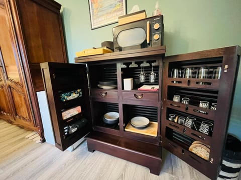 Coffee/tea facilities, minibar, oven