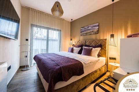 Bed, TV and multimedia, Bedroom