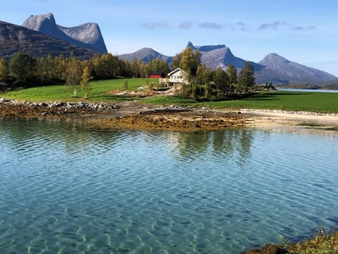 Efjord and Stetind Resort - Cabin Kobbernestinden Cabin in Nordland, Norway