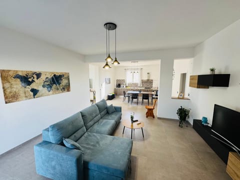 TV and multimedia, Living room, Evening entertainment