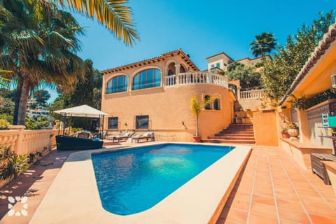 Property building, Patio, Day, Pool view, Swimming pool, sunbed