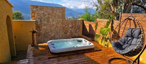 Patio, Nearby landmark, BBQ facilities, Hot Tub, Dining area, Landmark view, Mountain view, sunbed