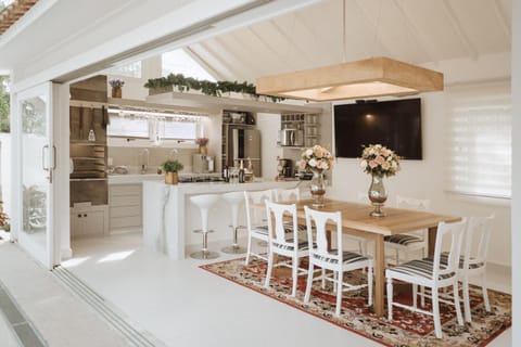 Casa Blanca Neoclassical Comfort, Búzios/RJ House in Armacao dos Buzios