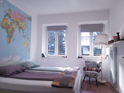 Photo of the whole room, Seating area