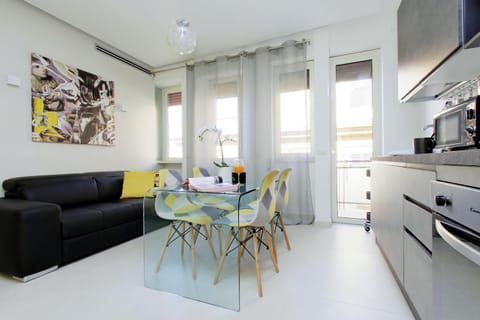 Kitchen or kitchenette, Living room, Seating area, Dining area, Communal kitchen
