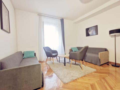 Day, Living room, Seating area, hair dresser