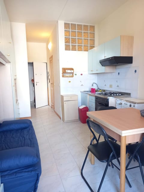 Facade/entrance, Kitchen or kitchenette, Living room, Seating area, Dining area, oven, stove, washing machine