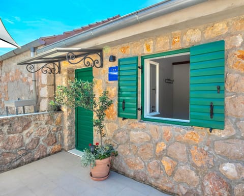 Property building, Day, Balcony/Terrace