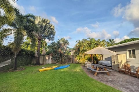Surf House - Paddleboards - Canoes -1 mile to Wilton Manors House in Wilton Manors
