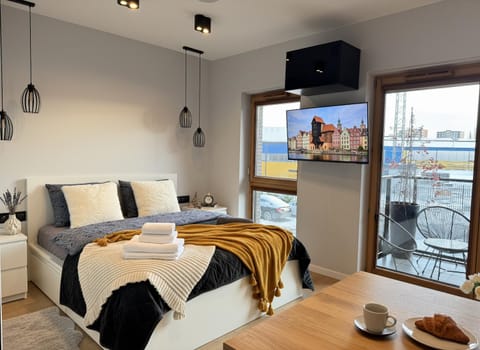 Bed, TV and multimedia, View (from property/room), Photo of the whole room, Seating area, Bedroom, towels