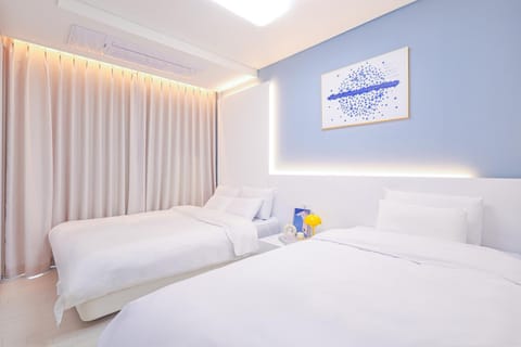 Property building, Bed, People, Other, Photo of the whole room, Decorative detail, Decorative detail, Bedroom, Guests, Family, furniture, internet, towels, laundry, washing machine, air conditioner