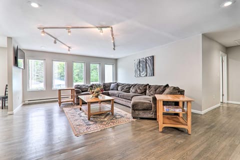 Game Room! Poconos Paradise 10 Mi to Ski Slopes House in Middle Smithfield