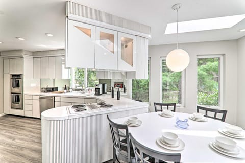 Game Room! Poconos Paradise 10 Mi to Ski Slopes House in Middle Smithfield