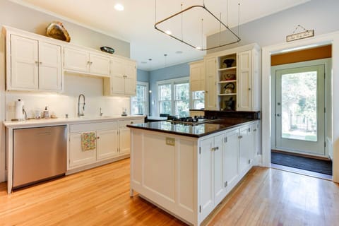 Charming MPLS Home with Patio - Walk to Uptown! House in Minneapolis