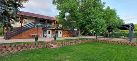 Property building, Garden, Parking