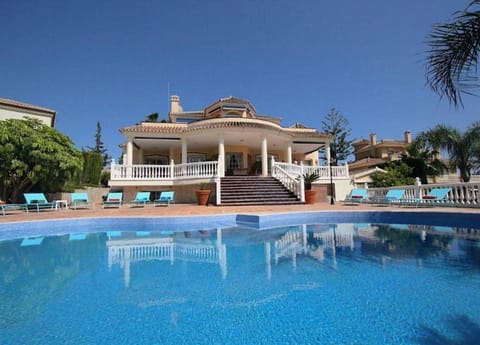 Spacious 700m2 villa, Golfers paradise. Villa in Costa del Sol