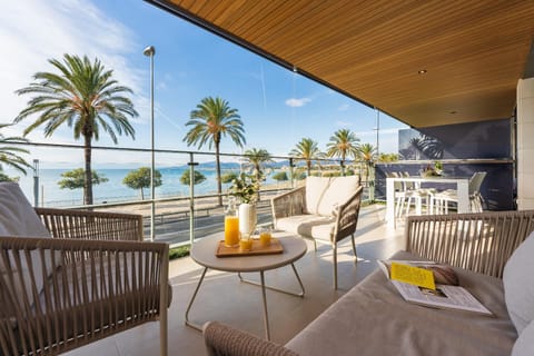 Property building, Balcony/Terrace, Living room
