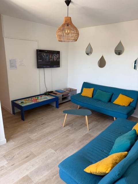 Communal lounge/ TV room, TV and multimedia, Living room, Seating area, children