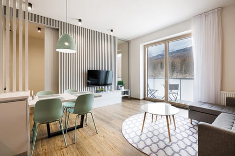 TV and multimedia, Living room, Seating area, Dining area