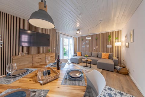 Living room, Seating area, Dining area