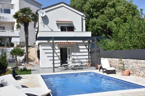 Property building, Swimming pool, Dinner, sunbed