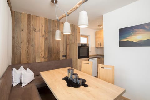 Living room, Photo of the whole room, Decorative detail, Seating area, Dining area