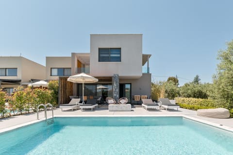 Property building, Patio, Day, Pool view, Swimming pool, sunbed