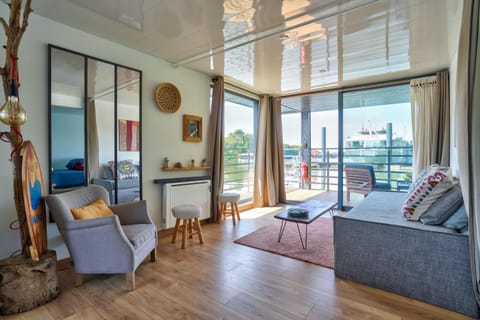 Natural landscape, Balcony/Terrace, Living room, Seating area, River view