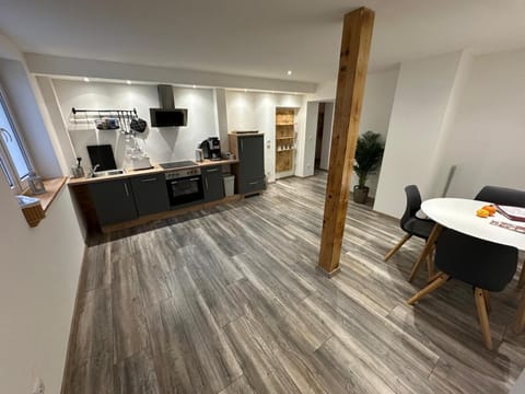Coffee/tea facilities, Dining area, oven, stove, toaster, kitchen