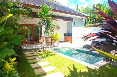 Property building, Garden, Swimming pool