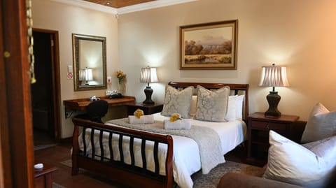 Bed, Photo of the whole room, Seating area, Bedroom