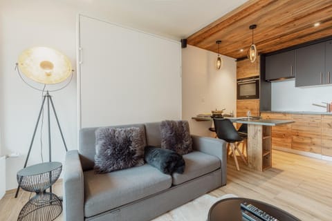 Kitchen or kitchenette, Seating area, Dining area