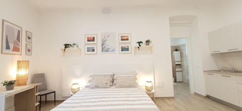 SUITE BLANC APARTMENTS - Monolocali indipendenti con cucina e bagno privato - Check-in e check-out con codice in autonomia h24 - Terrazza in comune NECESSARIO AVERE WATHSAPP O APP DI MESSAGGISTICA ISTANTANEA PER FOTO E VIDEO Apartment in Sardinia